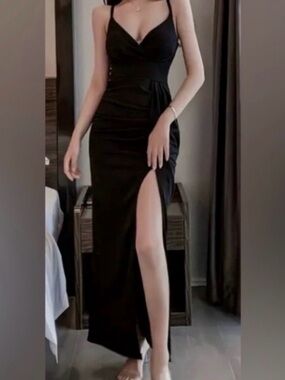 Elegant Black Slit Maxi Dress - Sleek Evening Style